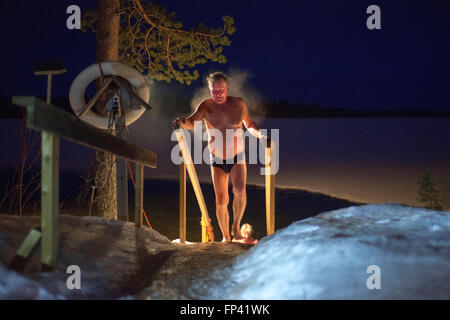 Les gens prennent un sauna dans un chalet à côté de la rivière Kemi, Salla, Laponie, Finlande. Sauna Le souffle de l'expérience. A Finnish Saun Banque D'Images