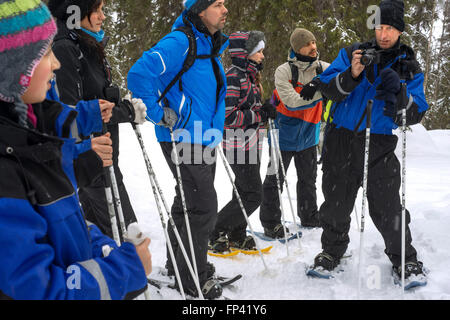 Groupe de touristes dans la région de Salla faisant un voyage à raquettes Ice Wall, Salla, Laponie, Finlande. Vous pouvez faire l'expérience de la même nature d'hiver Banque D'Images