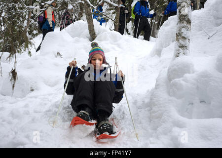Funny Girl à Salla faisant un voyage à raquettes Ice Wall, Salla, Laponie, Finlande. Vous pouvez faire l'expérience de l'hiver la nature même par wal Banque D'Images
