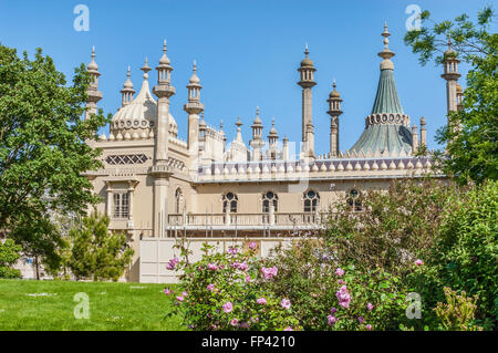 Pavillon Royal historique avec des fleurs de printemps en face, Brighton. East Sussex, au sud de l'Angleterre. Banque D'Images