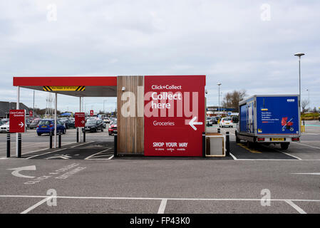 Cliquez sur Tesco et recueillir des capacités et van au milieu de leur parking à Blackpool, Lancashire Banque D'Images