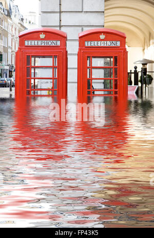 Une image manipulée numériquement d'une paire de boîtes traditionnelles téléphone rouge entouré par l'eau d'inondation Banque D'Images