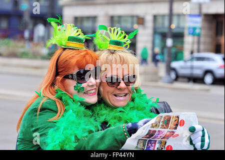 Chicago, Illinois, USA. Deux des milliers de personnes qui s'est avéré le long de la rivière de Chicago pour voir la voie d'eau teint en vert. Banque D'Images