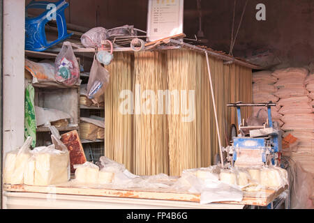 Fresh Handmade noodles à vendre dans un marché traditionnel de Kunming en Chine Banque D'Images