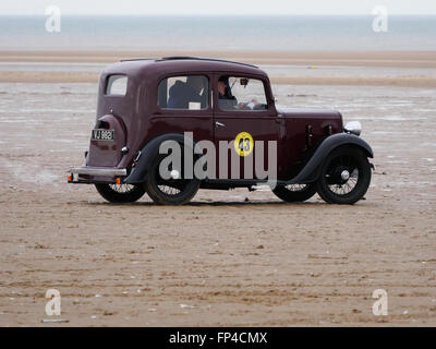 Southport Festival of Speed 16 mars 2016. Sir Henry Segrave's 90-year-old notice célébré sur Plage d'Ainsdale. Merseyside.Sir Henry Segrave's Sunbeam Tiger est retourné à plage d'Ainsdale, où il est entré dans le livre des records en mars 1926, les coups d'une vitesse de 152.33km/h. La super voiture a été rejoint par d'autres véhicules conduits par des membres de la Sunbeam Talbot Darracq Inscription vintage car club. Tous ont été construits avant 1935. Banque D'Images