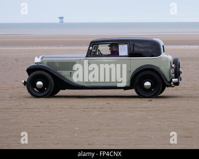 Southport Festival of Speed 16 mars 2016. Sir Henry Segrave's 90-year-old notice célébré sur Plage d'Ainsdale. Merseyside.Sir Henry Segrave's Sunbeam Tiger est retourné à plage d'Ainsdale, où il est entré dans le livre des records en mars 1926, les coups d'une vitesse de 152.33km/h. La super voiture a été rejoint par d'autres véhicules conduits par des membres de la Sunbeam Talbot Darracq Inscription vintage car club. Tous ont été construits avant 1935. Banque D'Images