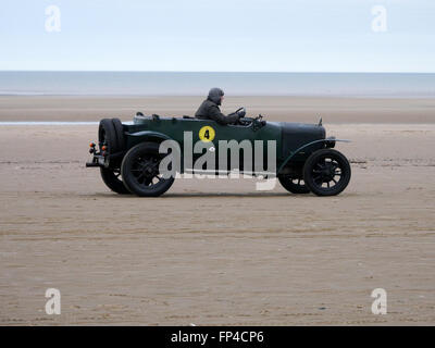 Southport Festival of Speed 16 mars 2016. Sir Henry Segrave's 90-year-old notice célébré sur Plage d'Ainsdale. Merseyside.Sir Henry Segrave's Sunbeam Tiger est retourné à plage d'Ainsdale, où il est entré dans le livre des records en mars 1926, les coups d'une vitesse de 152.33km/h. La super voiture a été rejoint par d'autres véhicules conduits par des membres de la Sunbeam Talbot Darracq Inscription vintage car club. Tous ont été construits avant 1935. Banque D'Images