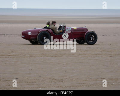 Southport Festival of Speed 16 mars 2016. Sir Henry Segrave's 90-year-old notice célébré sur Plage d'Ainsdale. Merseyside.Sir Henry Segrave's Sunbeam Tiger est retourné à plage d'Ainsdale, où il est entré dans le livre des records en mars 1926, les coups d'une vitesse de 152.33km/h. La super voiture a été rejoint par d'autres véhicules conduits par des membres de la Sunbeam Talbot Darracq Inscription vintage car club. Tous ont été construits avant 1935. Banque D'Images