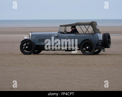 Southport Festival of Speed 16 mars 2016. Sir Henry Segrave's 90-year-old notice célébré sur Plage d'Ainsdale. Merseyside.Sir Henry Segrave's Sunbeam Tiger est retourné à plage d'Ainsdale, où il est entré dans le livre des records en mars 1926, les coups d'une vitesse de 152.33km/h. La super voiture a été rejoint par d'autres véhicules conduits par des membres de la Sunbeam Talbot Darracq Inscription vintage car club. Tous ont été construits avant 1935. Banque D'Images