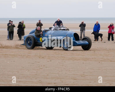 Southport Festival of Speed 16 mars 2016. Sir Henry Segrave's 90-year-old notice célébré sur Plage d'Ainsdale. Merseyside.Sir Henry Segrave's Sunbeam Tiger est retourné à plage d'Ainsdale, où il est entré dans le livre des records en mars 1926, les coups d'une vitesse de 152.33km/h. La super voiture a été rejoint par d'autres véhicules conduits par des membres de la Sunbeam Talbot Darracq Inscription vintage car club. Tous ont été construits avant 1935. Banque D'Images