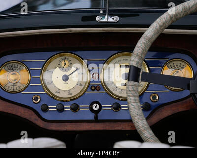 Southport Festival of Speed 16 mars 2016. Sir Henry Segrave's 90-year-old notice célébré sur Plage d'Ainsdale. Merseyside.Sir Henry Segrave's Sunbeam Tiger est retourné à plage d'Ainsdale, où il est entré dans le livre des records en mars 1926, les coups d'une vitesse de 152.33km/h. La super voiture a été rejoint par d'autres véhicules conduits par des membres de la Sunbeam Talbot Darracq Inscription vintage car club. Tous ont été construits avant 1935. Banque D'Images