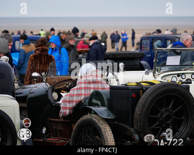 Southport Festival of Speed 16 mars 2016. Sir Henry Segrave's 90-year-old notice célébré sur Plage d'Ainsdale. Merseyside.Sir Henry Segrave's Sunbeam Tiger est retourné à plage d'Ainsdale, où il est entré dans le livre des records en mars 1926, les coups d'une vitesse de 152.33km/h. La super voiture a été rejoint par d'autres véhicules conduits par des membres de la Sunbeam Talbot Darracq Inscription vintage car club. Tous ont été construits avant 1935. Banque D'Images