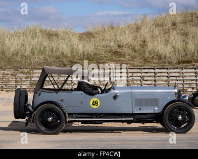 Southport Festival of Speed 16 mars 2016. Sir Henry Segrave's 90-year-old notice célébré sur Plage d'Ainsdale. Merseyside.Sir Henry Segrave's Sunbeam Tiger est retourné à plage d'Ainsdale, où il est entré dans le livre des records en mars 1926, les coups d'une vitesse de 152.33km/h. La super voiture a été rejoint par d'autres véhicules conduits par des membres de la Sunbeam Talbot Darracq Inscription vintage car club. Tous ont été construits avant 1935. Banque D'Images