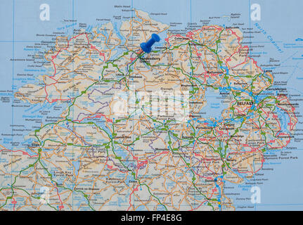 Carte routière de l'Irlande du Nord, avec un repère indiquant Londonderry (Derry). Banque D'Images