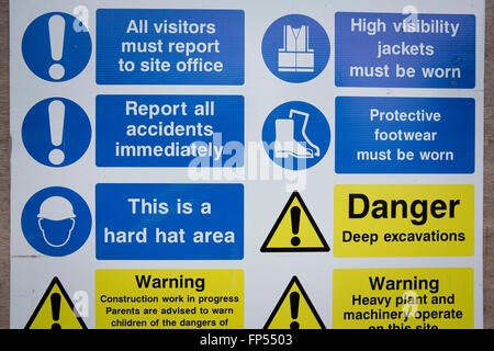 Paul et Ian (lunettes noires) Cooper de Dorma, photographié ici dépose de vieilles portes de McDonalds, Loughborough adn puis remise en place avec de nouvelles - Bi-Parting entièrement l'opérateur porte encadrée de feuilles, les grilles latérales et portes de poche. Banque D'Images