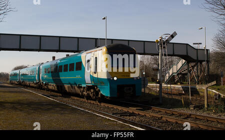 ATW Arriva Trains Wales à Llandudno service de Manchester formé d'une voiture 3 Classe 175 Alstom Helsby laissant passer une HSB sémaphore traditionnel signal. Banque D'Images