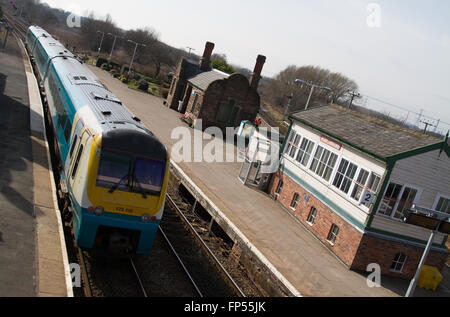 Classe 175 Alstom à Helsby Manchester HSB Arriva Trains Wales ATW Llandudno, avec le service des bâtiments du patrimoine et le signal fort - Keolis tet Amey Banque D'Images