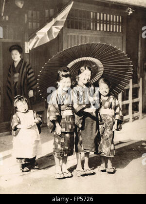 Smiling japanese ecolières debout sous union jack. visite royale d'Edouard prince de Galles, le futur roi Édouard VIII à Kyoto au Japon en 1922 Banque D'Images