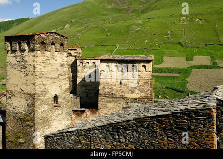 Tours de guet dans les villages en cours en Géorgie dans le domaine swaneti dans les montagnes du Caucase, unesco world heritage sites. Banque D'Images