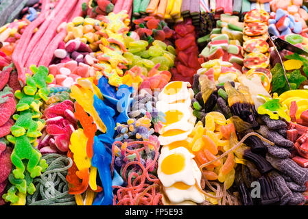 Bonbons colorés sur l'affichage à un marché Banque D'Images