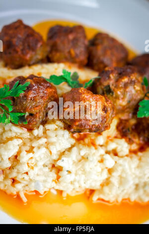 Des boulettes de viande avec du riz et le persil on white plate Banque D'Images