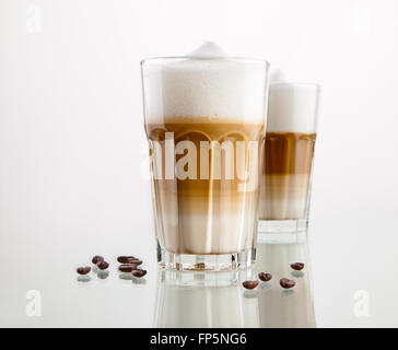 Café Latte Macchiato dans un verre isolé sur fond blanc Banque D'Images