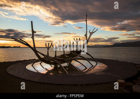 Le soleil Voyager, la sculpture de Jón Gunnar Árnason : le travail est en acier inoxydable et est situé sur un cercle de granit Banque D'Images