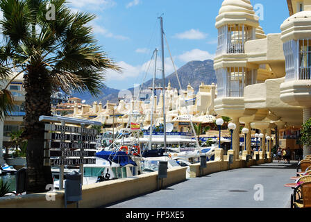 Vue sur les bateaux et bord de l'eau dans la zone de la marina, à Benalmadena, Costa del Sol, la province de Malaga, Andalousie, Espagne, Europe de l'Ouest. Banque D'Images