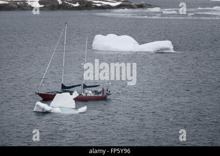 S/V Northanger navigation dans le Canal Lemaire, icebergs, l'Antarctique. Banque D'Images