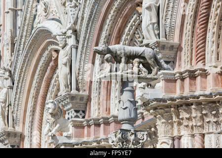 Une louve allaitant les nourrissons Romulus et Remus. Sienne en Italie Banque D'Images