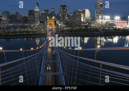 John A. Roebling Suspension Bridge sur la rivière Ohio entre Cincinnati, Ohio et Covington, Kentucky. Banque D'Images
