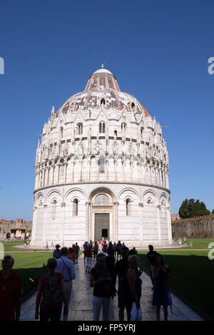 Baptistère de Saint-Jean, la cathédrale Sainte Marie de l'hypothèse de la Piazza dei Miracoli de Pise, Italie Banque D'Images