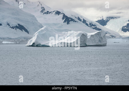 Gros iceberg près de la côte de Paradise Bay, péninsule antarctique. Paradise Harbour, également connu sous le nom de Paradise Bay, est une large baie derrière Lemaire et îles Bryde dans l'Antarctique, la mise en retrait de la côte ouest de la Terre de Graham entre Duthiers et Leniz Points. Le nom a été appliquée pour la première fois par les baleiniers opérant dans les environs et a été utilisé par 1920. C'est l'un des deux seuls ports pour les navires de croisière d'arrêter sur le continent ; l'autre est Neko Harbour. L'Antarctique Argentine Almirante Brown de base se trouve sur la côte de la baie, comme le fait le Chili's González Videla base antarctique. Banque D'Images