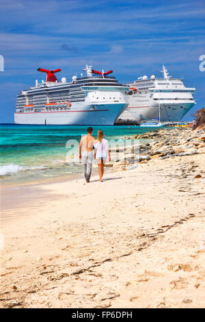 Grand Turk, couple à pied sur la plage de sable Banque D'Images