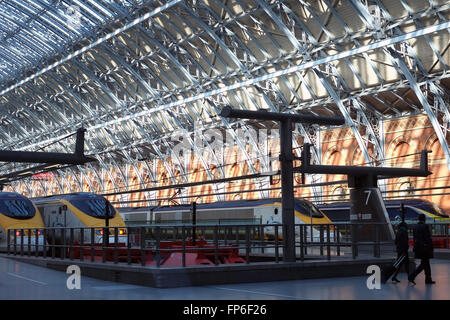 Les trains Eurostar à St Pancras International, Londres, Angleterre, Royaume-Uni, Europe. Banque D'Images