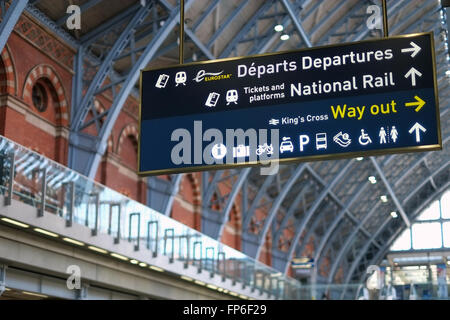 Départs Eurostar signpost à St Pancras International, Londres, Angleterre, Royaume-Uni, Europe. Banque D'Images