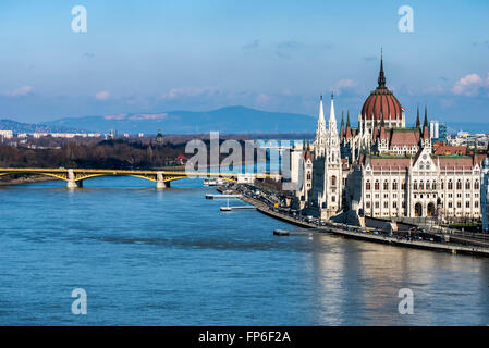 Le parlement hongrois et Dabube river Banque D'Images