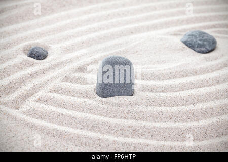 Trois pierres dans le sable, zen concept. Banque D'Images