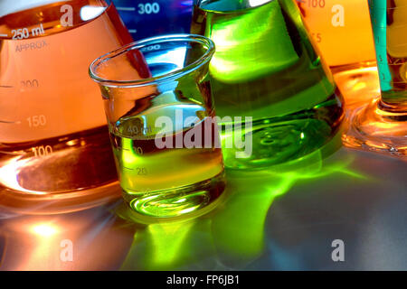 Laboratoire de verre assorties fioles Erlenmeyer bécher conique et flacons remplis de liquide pour une expérience dans une science research Banque D'Images