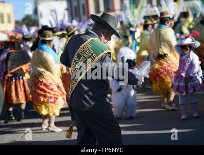 'Los Fanaticos Morenada'. L'homme à danser à l'honneur Festival Virgen del Rosario, province de Chucuito, région de Puno, Pérou. La Virgen del Rosario est le saint patron de l'Ordre dominicain, qui étaient en charge de l'esclave confréries à l'époque coloniale. La célébration est mis en évidence par la présence de Pallas, mesdames habillés en costume avec des manches larges et hautes couronnes de fleurs, et le fameux negritos, danseurs vêtus de noir masques de laine qui animent la fête. Banque D'Images