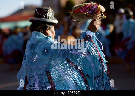 Les femmes Aymara à danser à la fête de la Virgen del Rosario dans la province de Chucuito, région de Puno, Pérou. La Virgen del Rosario est le saint patron de l'Ordre dominicain, qui étaient en charge de l'esclave confréries à l'époque coloniale. La célébration est mis en évidence par la présence de Pallas, mesdames habillés en costume avec des manches larges et hautes couronnes de fleurs, et le fameux negritos, danseurs vêtus de noir masques de laine qui animent la fête. Banque D'Images