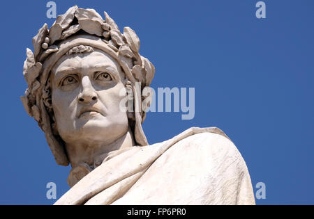 Statue de Dante Alighieri dans la place Santa Croce à Florence, en Italie, le 05 juin, 2015 Banque D'Images