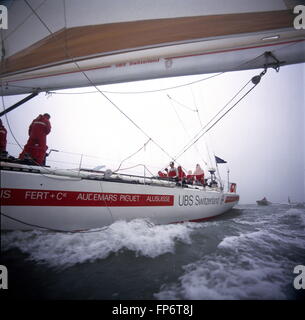 AJAXNETPHOTO.1986. SOLENT, en Angleterre. - WHITBREAD ROUND THE WORLD RACE - FIN - UBS Suisse (CH) SKIPPÉ PAR PIERRE FEHLMANN s'APPROCHE DE L'ARRIVÉE À Portsmouth. PHOTO:JONATHAN EASTLAND/AJAX REF:HDD   864037 YA UBS Banque D'Images