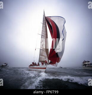 AJAXNETPHOTO. 1986. SOLENT, en Angleterre. - WHITBREAD ROUND THE WORLD RACE - FIN - UBS Suisse (CH) SKIPPÉ PAR PIERRE FEHLMANN s'APPROCHE DE L'ARRIVÉE À Portsmouth. PHOTO:JONATHAN EASTLAND/AJAX REF:HDD   864036 YA UBS Banque D'Images