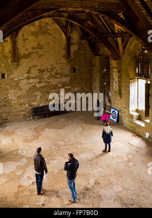 Les visiteurs à l'intérieur de la salle médiévale au château de Stokesay près de Ludlow dans le Shropshire England UK