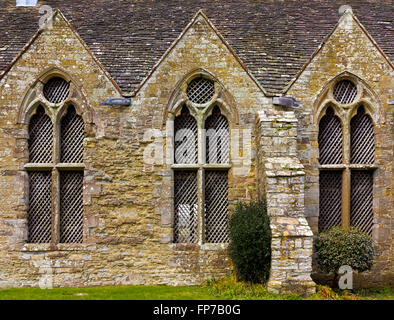 Extérieur de l'édifice médiéval en pierre et à l'énergie solaire windows Stokesay Castle près de Ludlow dans le Shropshire England UK Banque D'Images