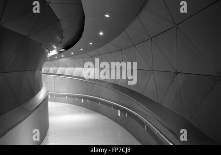 Bâtiment moderne de forme incurvée avec couloir. Le noir et blanc Banque D'Images