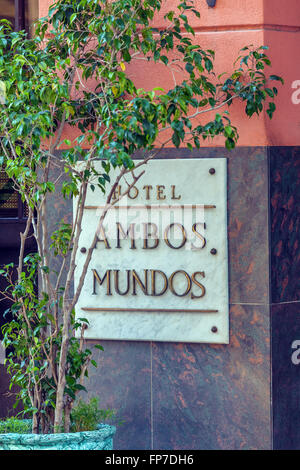 La HAVANE, CUBA - le 2 avril 2012 : Hôtel Ambos Mundos signe, où à partir de 1932 jusqu'à 1935 a vécu l'écrivain Ernest Hemingway Banque D'Images