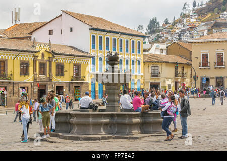 QUITO, EQUATEUR, octobre - 2015 - Journée urbaine scène avec beaucoup de gens à San Francisco square situé dans le centre historique de Q Banque D'Images