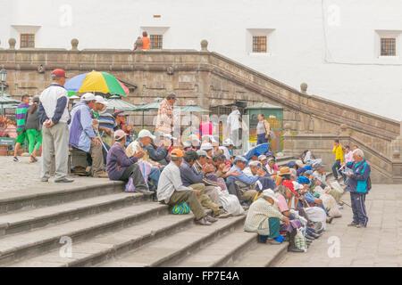 QUITO, EQUATEUR, octobre - 2015 - Journée urbaine scène avec beaucoup de gens à San Francisco square situé dans le centre historique de Q Banque D'Images